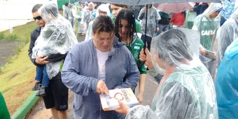 An Adventist believer distributing copies of “The Great Hope” at Brazil's Chapecoense stadium on Saturday, Dec. 3, 2016. (Photos: SAD)