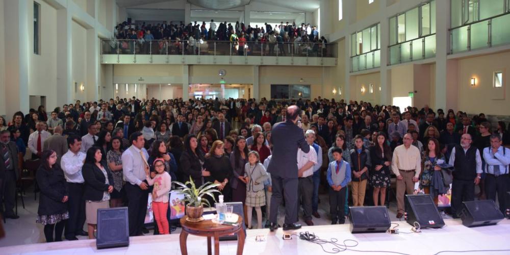 Robert Costa, associate secretary for the Adventist world church’s Ministerial Association, speaking during an evangelistic meeting at the Concepción Central Church in Concepción, Chile, in late November. (SAD)