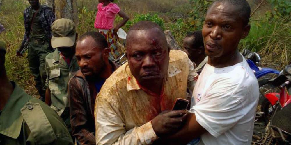 Adventist lay evangelist Pius Kabadi Tshiombe, 53, center, being helped from the site of an An-2 plane crash about 2 miles (3 kilometers) from Kamako airport in the Democratic Republic of Congo on July 27, 2018. (Crash photos courtesy of Nicole Ntumba Kabadi)