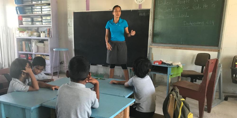 Nerly Macias Figueroa teaching children at Ebeye Seventh-day Adventist School. (Andrew McChesney / Adventist Mission)
