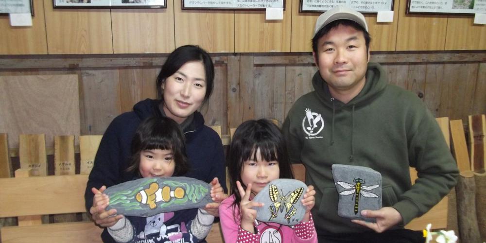 Kurihara Kimiyoshi with his wife and their two young daughters. (Courtesy of Kurihara Kimiyoshi)