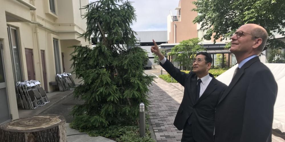 Kyoichi Miyazaki, first elder of Amanuma Seventh-day Adventist Church, showing a new waterpipe, left, to Adventist Church president Ted N.C. Wilson in Tokyo, Japan. (Andrew McChesney / Adventist Mission)
