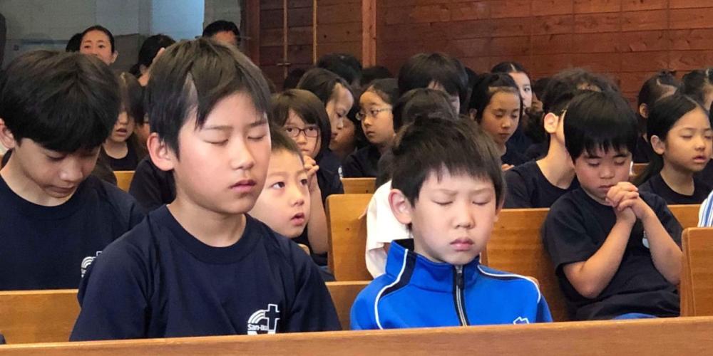 Japanese children praying during morning worship at Saniku Gakuin Seventh-day Adventist Elementary School, the only Adventist school in Tokyo. ‬Church leaders say the key to any evangelistic effort is prayer. (Pastor Ted Wilson / Facebook)