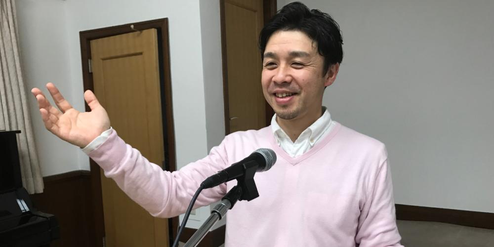Pastor Yasuki Aoki standing at the podium of Tokyo’s Setagaya Church, the only Adventist youth church in Japan. (Andrew McChesney / Adventist Mission)