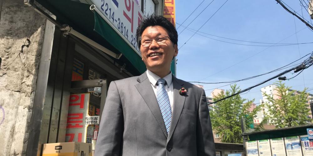 Byongju Lee, pictured on a street in Seoul, South Korea, says evangelism is easy. (Andrew McChesney / Adventist Mission)