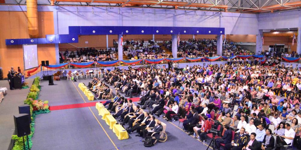 Adventist Church president Ted N.C. Wilson speaking to about 4,000 people in an indoor stadium in Kota Kinabalu, Malaysia, on Nov. 1, 2017. (Helmy Hazel Baleh / Sabah Mission)