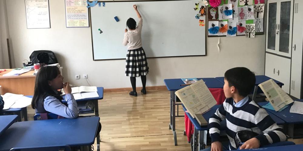 The teacher leading the fifth-grade class at the Tusgal School in Ulaanbaatar, Mongolia. (Andrew McChesney / Adventist Mission)