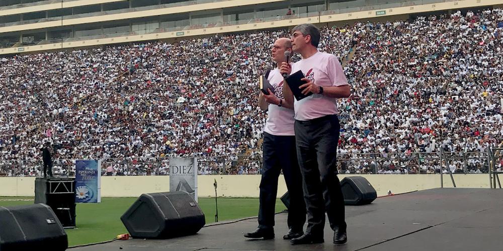 Adventist Church president Ted N.C. Wilson speaking to 52,000 people at Monumental stadium as Magdiel Pérez Schulz, assistant to the church president, interprets into Spanish in Lima, Peru, on May 4, 2019. (Pastor Ted Wilson / Facebook)