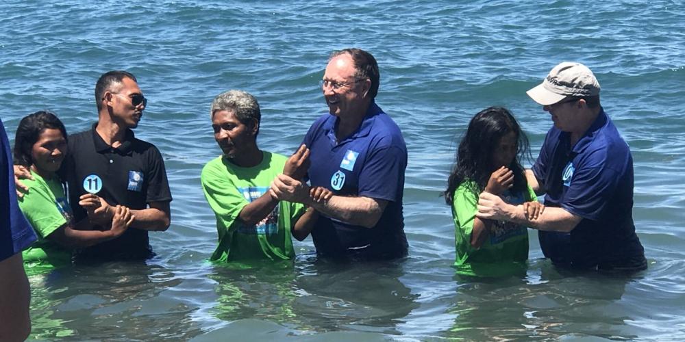 Duane McKey, center, baptizing village chief Perfecto on the Philippine island of Mindoro on Sabbath, June 24, 2017. The whole village of 85 people was baptized. (AWR)