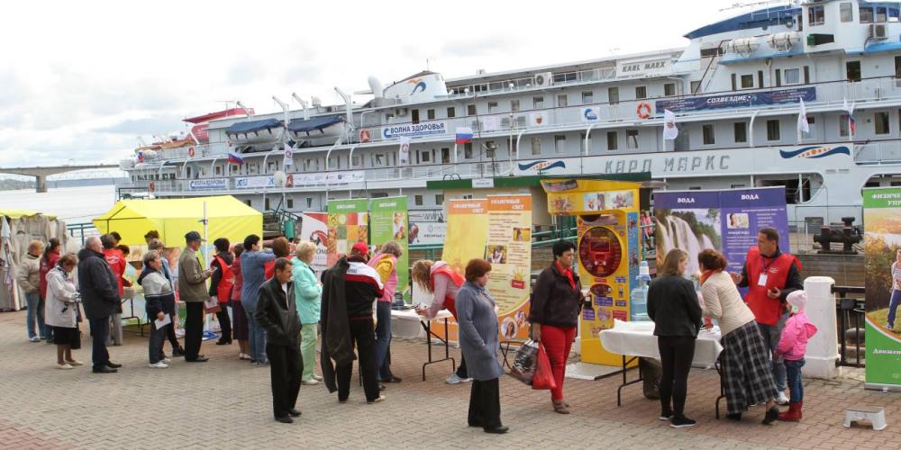 People visiting Adventist health booths beside the Karl Marx tourist boat on the Volga River in central Russia in September 2017. (West Russian Union Conference)