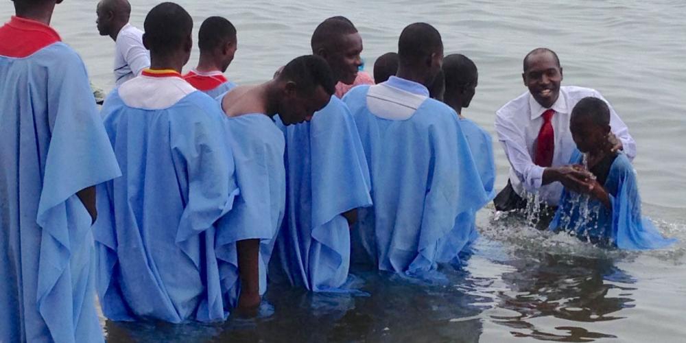 Rwandans being baptized in Lake Kivu during major evangelistic meetings in the African country in May 2016. (Andrew McChesney / Adventist Mission)