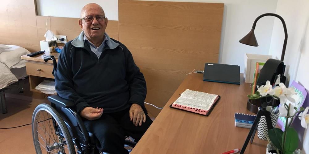 Dr. José López, 90, pictured in a nursing home in Sagunto, Spain, recalling how he acquired the land for Sagunto Adventist College in 1971. (Andrew McChesney / Adventist Mission)