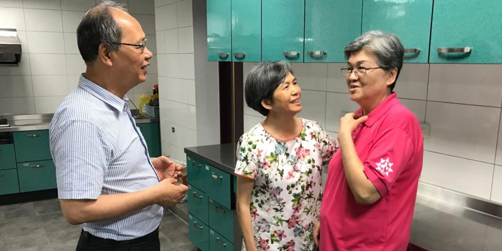 Helen Yen, right, speaking with pastor Raymond Ko and his wife, Brenda Huang, in the kitchen of the Sung Shan Seventh-day Adventist Church in Taipei, Taiwan. (Andrew McChesney / Adventist Mission)