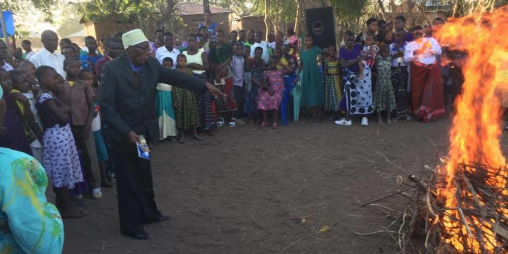 Former witchdoctor Joseph Maduhu burning his witchcraft paraphernalia in Nguliguli, Tanzania, on July 1, 2017. (ECD)