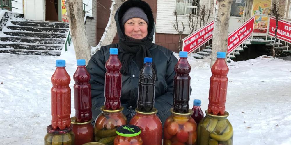 Church member Valentina Shlee selling homemade preserves on a sidewalk in Pavlodar, Kazakhstan. (Andrew McChesney / Adventist Mission)