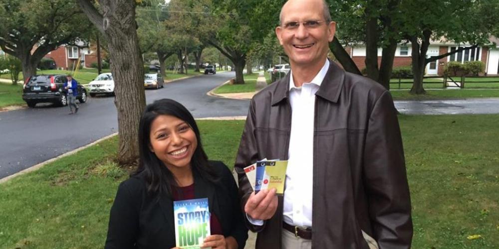 Yolanda Martinez Santos passing out literature with Adventist Church president Ted N.C. Wilson in Maryland in October 2016. (Ted Wilson / Facebook)