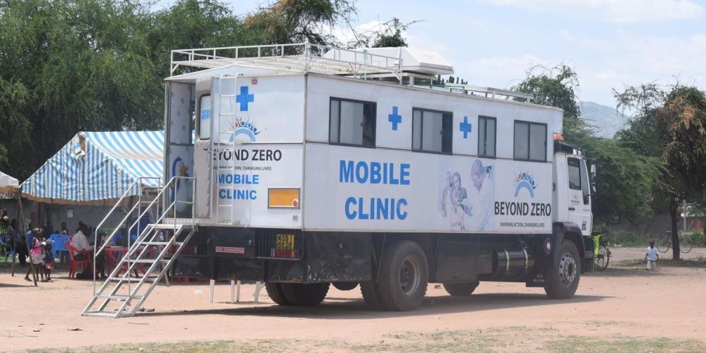 A free medical clinic offering health checkups, counseling, and free meals in Kibos, a settlement in Kenya's Nyanza Province. (ECD)