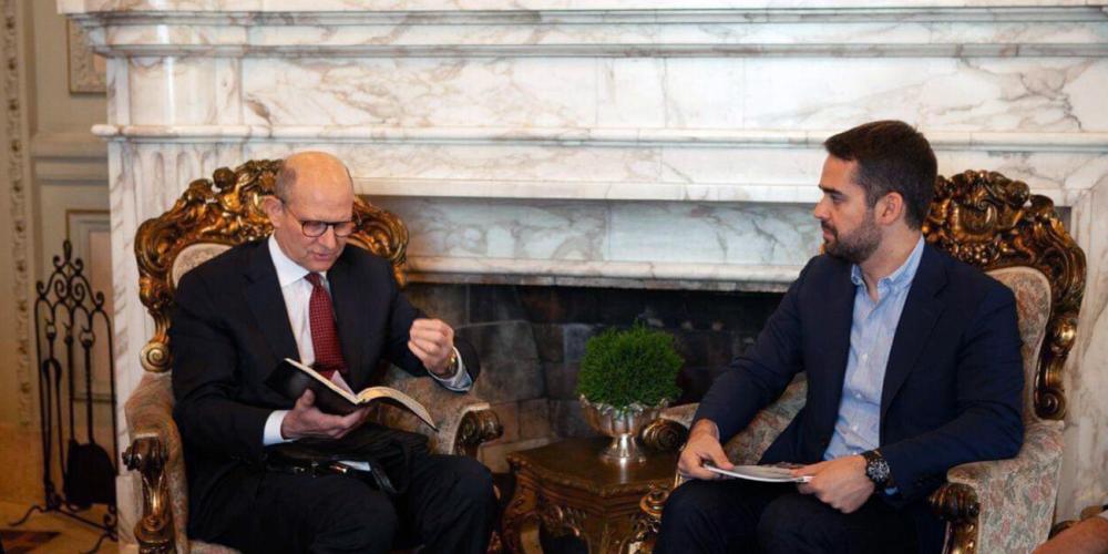 Seventh-day Adventist Church president Ted N.C. Wilson reading from the Bible to Eduardo Leite, governor of Brazil’s southern state of Rio Grande do Sul, during a meeting in the governor’s office in Porto Alegre on April 26, 2019. (Leonardo Preuss / South Brazil Union Conference)