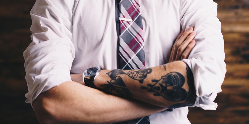 A former tattoo artist studying at the Adventist seminary in Spain described the prejudice he has encountered when church members see his tattooed arms. Some people label him as a rebel or a liberal and, when he preaches, they openly express surprise about his knowledge of the Bible. Photo by Unsplash.
