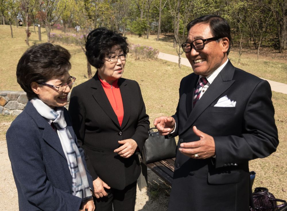Ki-Jo Moon, right, speaking with his wife, Soon-Ae Byun, center, and literature evangelist Hee-Sook Kim in Seoul, South Korea, on April 22, 2017. (Andrew McChesney / Adventist Mission)