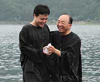 Pastor Masuya Yasui, right, baptizes a new member at the Tama-Saitama area campmeeting in Fujikawaguchiko-machi, Yamanashi, Japan, earlier this month. The Adventist Church’s Northern Asia-Pacific Division has selected Tokyo for focused outreach. [photo courtesy Japan Union Conference]