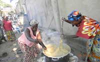 Members of the Adventist Church’s Women’s Ministries in the Democratic Republic of Congo prepare food outside of the Makala Prison in Kinshasa, the city that the East-Central Africa Division has selected for the “Mission to the Cities” initiative. [photo courtesy ECD]