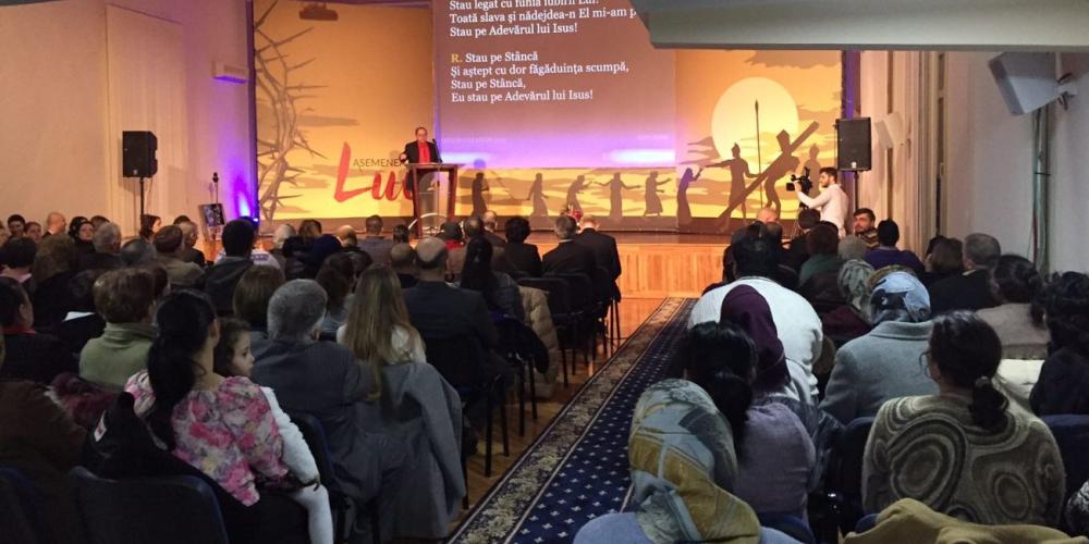 People attending an evangelistic meeting at the Adventist church in Floresti, Romania, on Feb. 12, 2017. More than 70,000 people participated in meetings at 2,003 sites across the country in February. (Ted N.C. Wilson / Facebook)