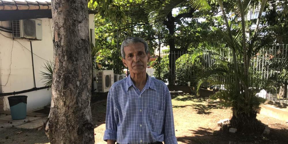 Gilberto Deusdedite Ferreira da Silva, 68, standing in the yard of the Sharing Jesus house-church in Salvador, Brazil. (Andrew McChesney / Adventist Mission)