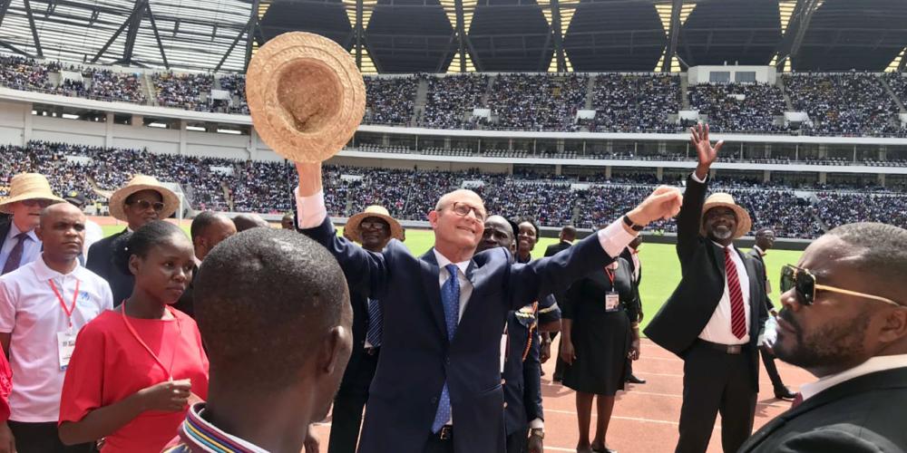 Seventh-day Adventist Church president Ted N.C. Wilson being greeted by 35,000 people at Estádio 11 de Novembro stadium in Luanda, Angola, on Sabbath, Feb. 15, 2020. (Pastor Ted Wilson / Facebook)